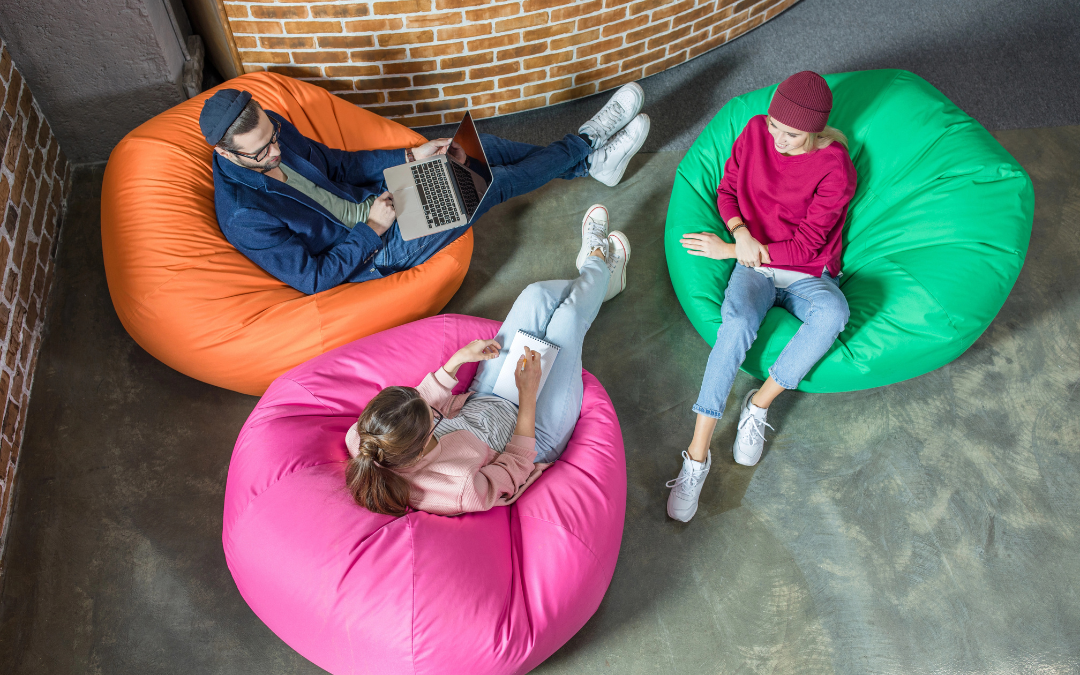 Menschen sitzen und diskutieren