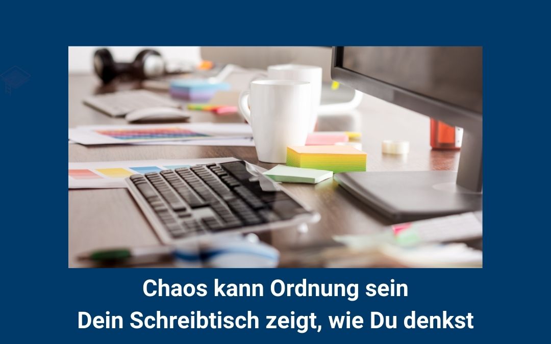 Arbeitsplatz eines Promovierenden mit Stapeln, Notizen und bunten Post-its – individuelles Ordnungssystem