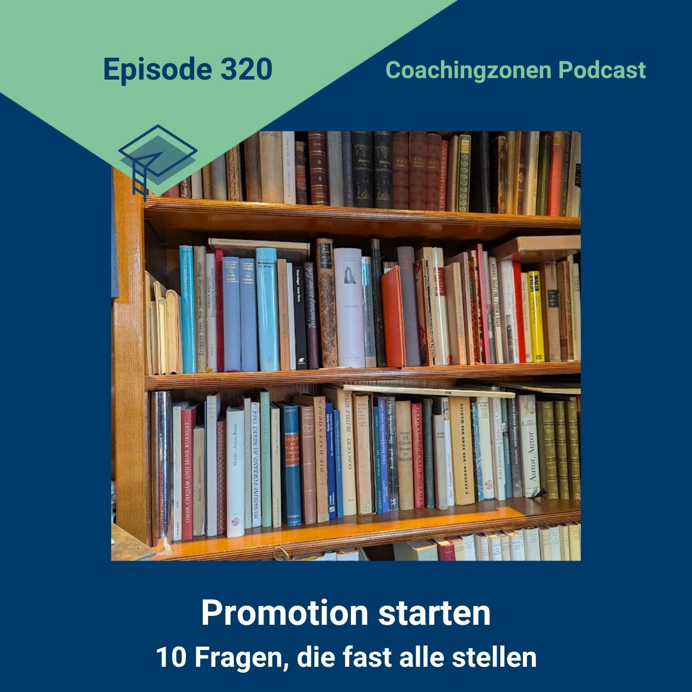 coachingzonen-podcast-episode-320-promotion-starten.jpg Episodencover Episode 320 des Coachingzonen Podcast mit dem Titel „Promotion starten – 10 Fragen, die fast alle stellen“. Das Bild zeigt ein gefülltes Bücherregal auf dunkelblauem Hintergrund.