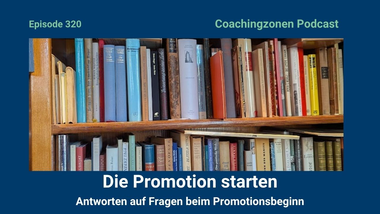 Episodencover Episode 320 des Coachingzonen Podcast mit dem Titel „Promotion starten – 10 Fragen, die fast alle stellen“. Das Bild zeigt ein gefülltes Bücherregal auf dunkelblauem Hintergrund.