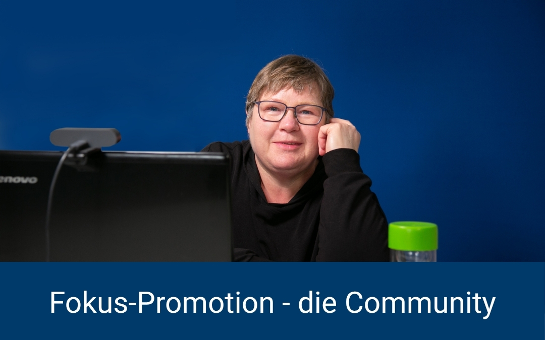 Dr. Jutta Wergen sitzt lächelnd am Laptop mit Webcam vor einer blauen Wand. Darunter ein Balken mit dem Text „Fokus