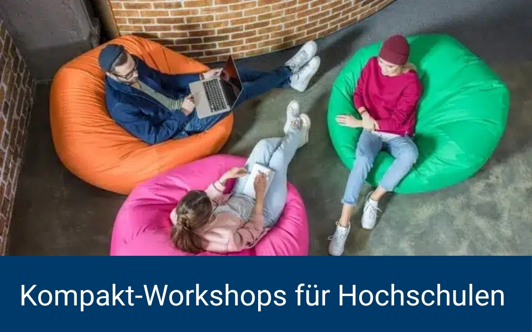 Drei Personen sitzen auf Sitzsäcken und arbeiten mit Laptop und Notizblock. Darunter ein Balken mit dem Text „Kompakt-Workshops für Hochschulen“.