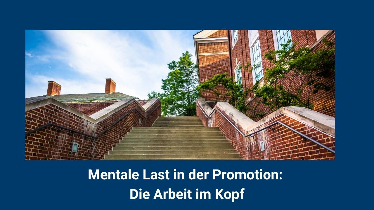 Mentale Last in der Promotion: Podcastcover Episode 325 mit einer breiten Treppe zwischen Backsteingebäuden einer Hochschule