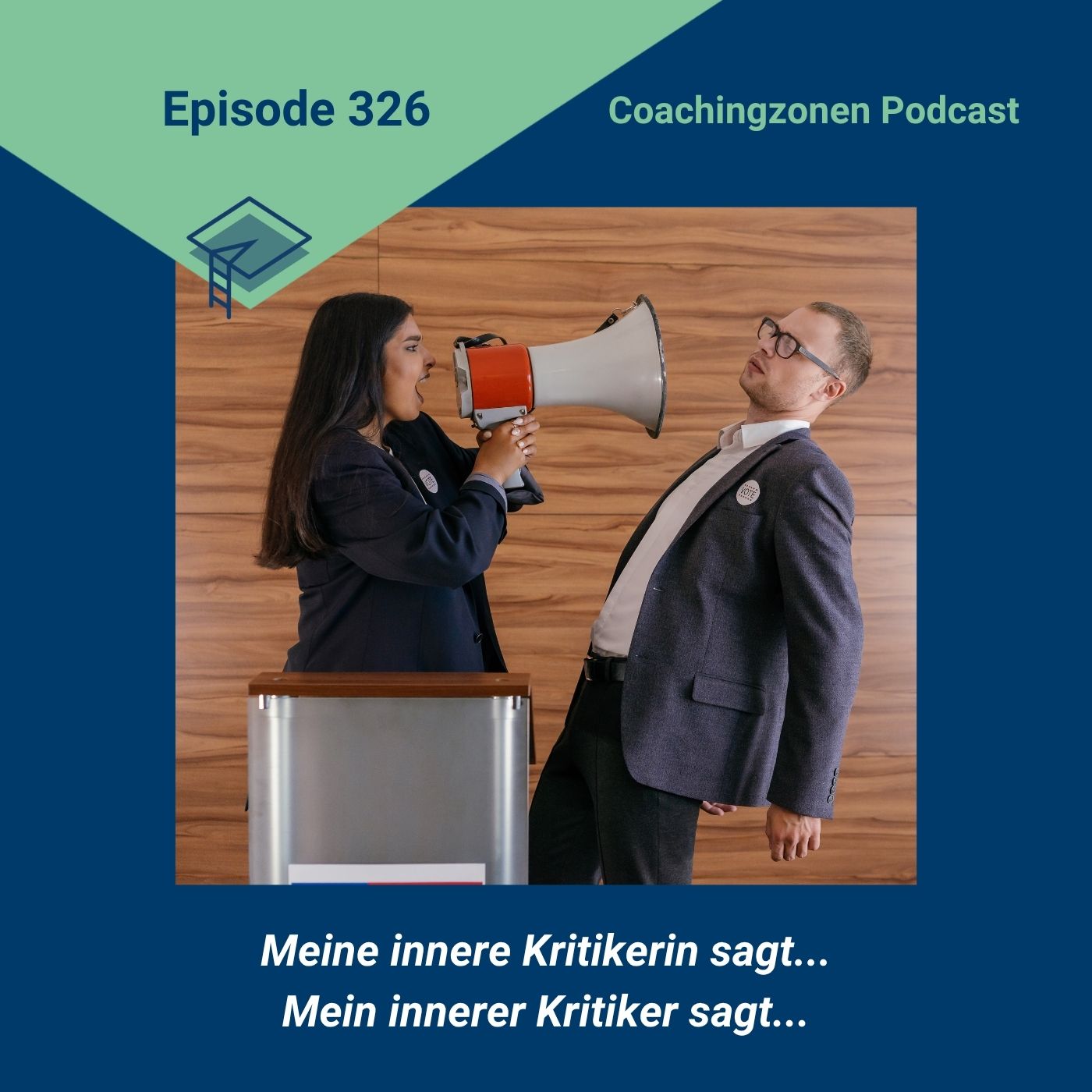 Innerer Kritiker in der Promotion: Podcastcover Episode 326 mit einer Frau, die durch ein Megafon einem zurückweichenden Mann zuruft