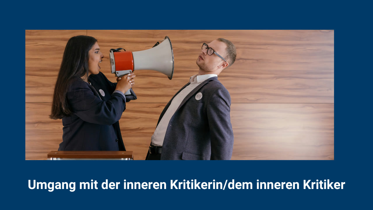 Innerer Kritiker in der Promotion: Eine Frau ruft durch ein Megafon einem Mann zu, der sich zurücklehnt, Coachingzonen Podcast Episode 326
